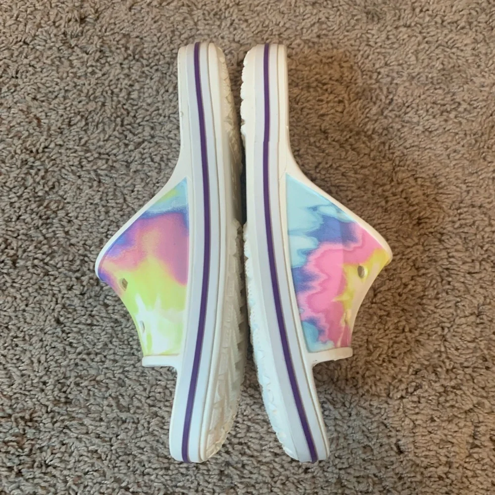 New CROCS Rainbow Tie-Dye Slide Sandals White Pink Purple Yellow Size 9